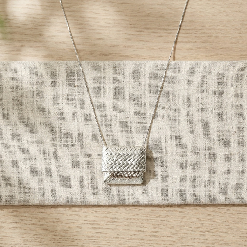 The New Minimalist: Why the Silver Aurielle is Your 2026 Style Anchor